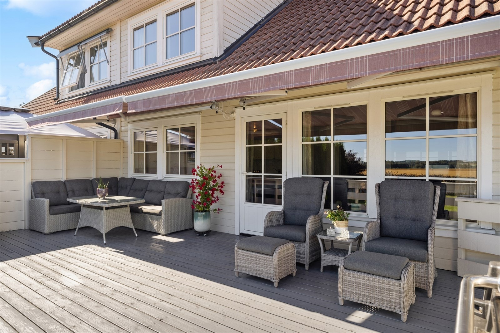 Fra stuen er det direkte utgang til stort og solrikt terrasseområde med videre adkomst til det flotte inngjerde hageområdet. Galleribilde