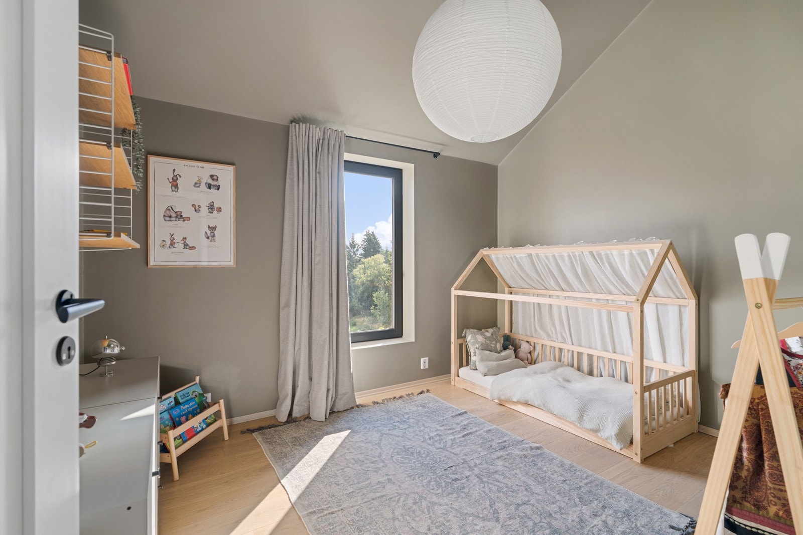 Rommene er malt i lekre, duse og moderne farger. Galleribilde