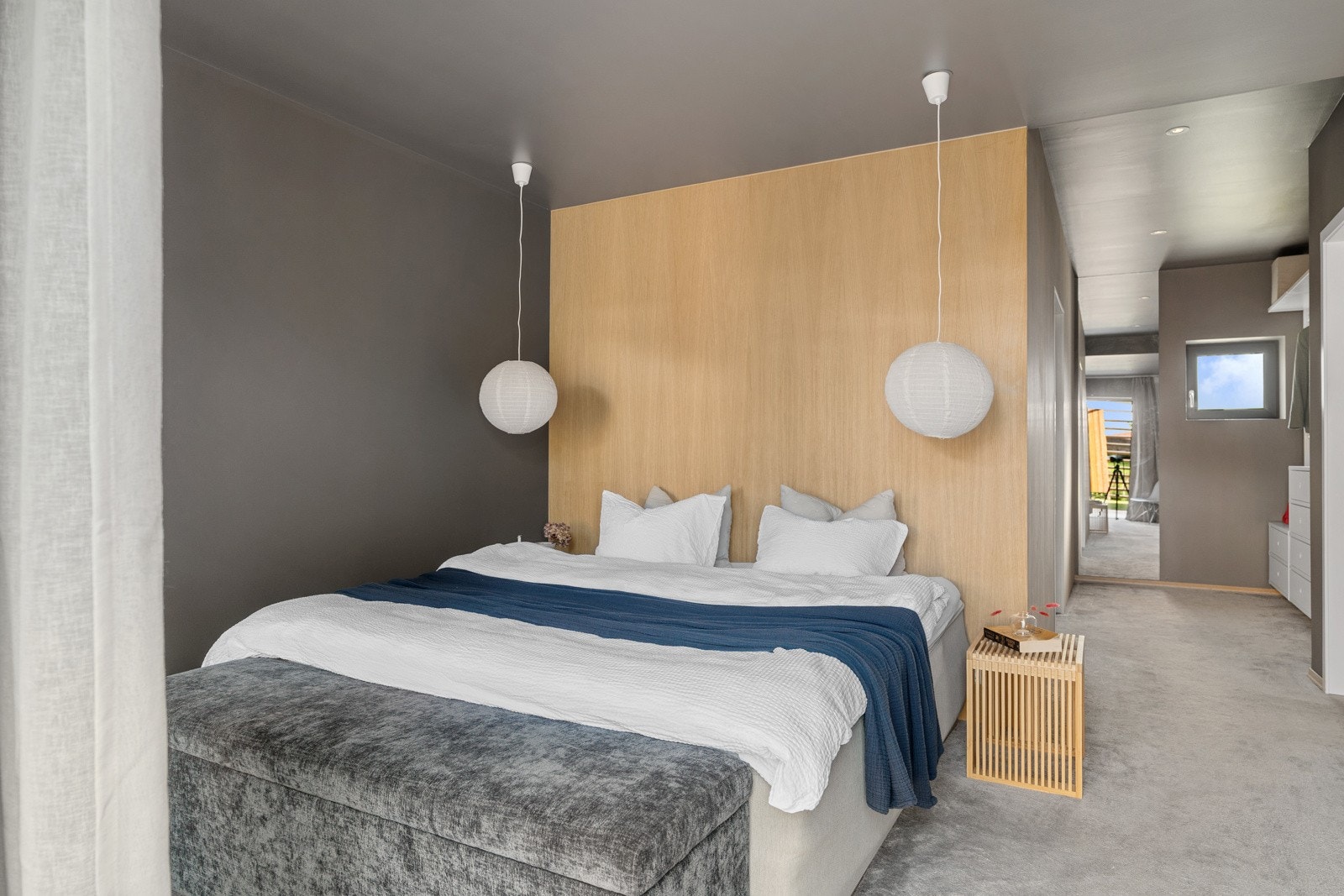 I 1.etasje ligger boligens første soverom. Rommet er svært romslig og er målt til 19 kvm. Galleribilde