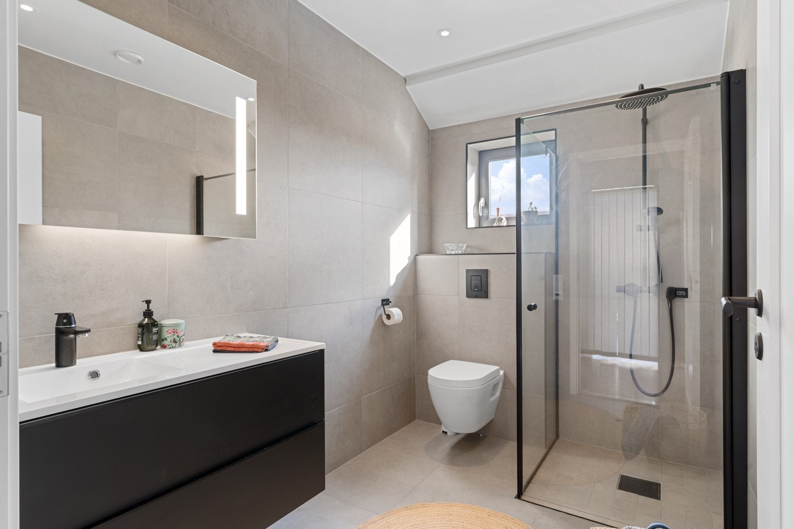 Moderne bad/wc beliggende i andre etasje. Galleribilde