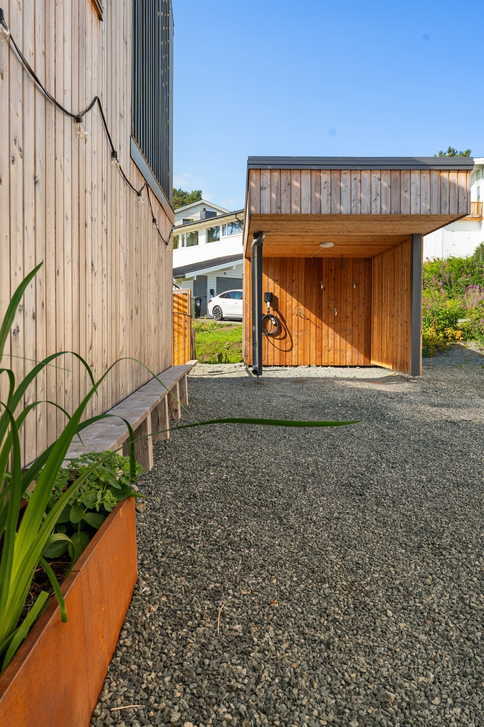 Carport med tilhørende bod i bakkant. Galleribilde