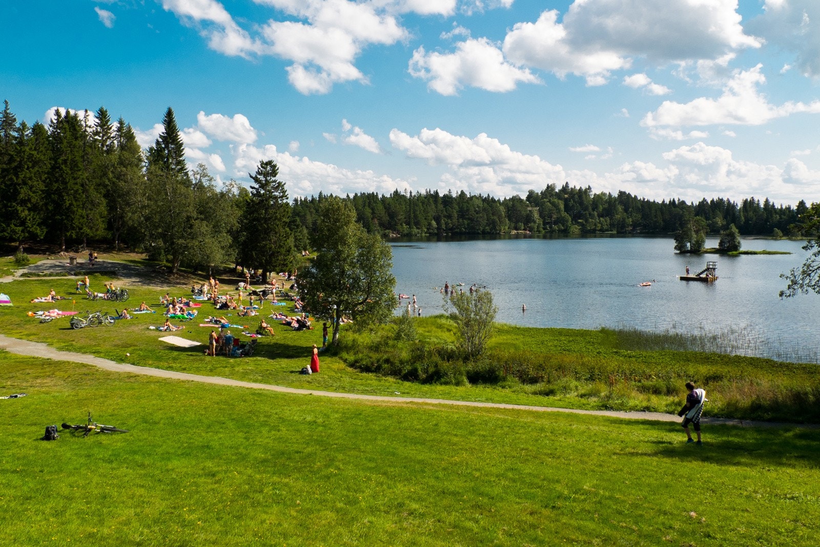 Boligen ligger midt i mellom Kyvanet og Lianvannet som begge er flotte og populære badeplasser på sommers tid. Galleribilde
