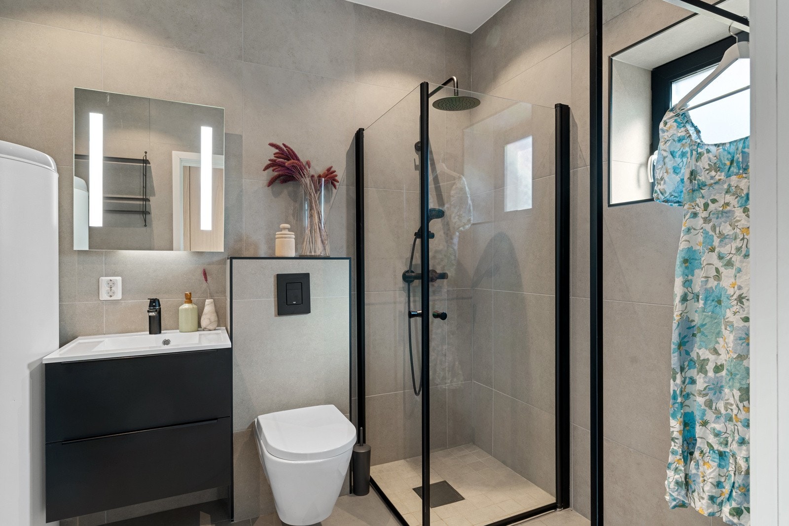 Praktisk bad/wc vaskerom like ved inngangsdøren. Galleribilde