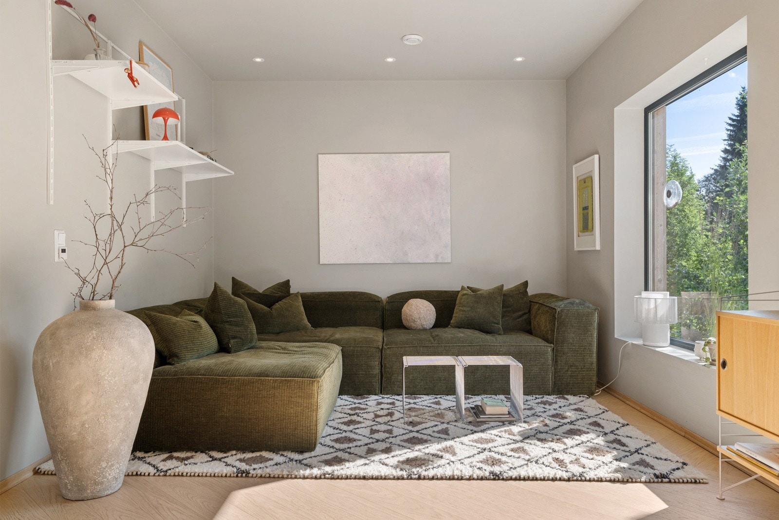 Videre inn kommer man til boligen store sosiale sone. Galleribilde