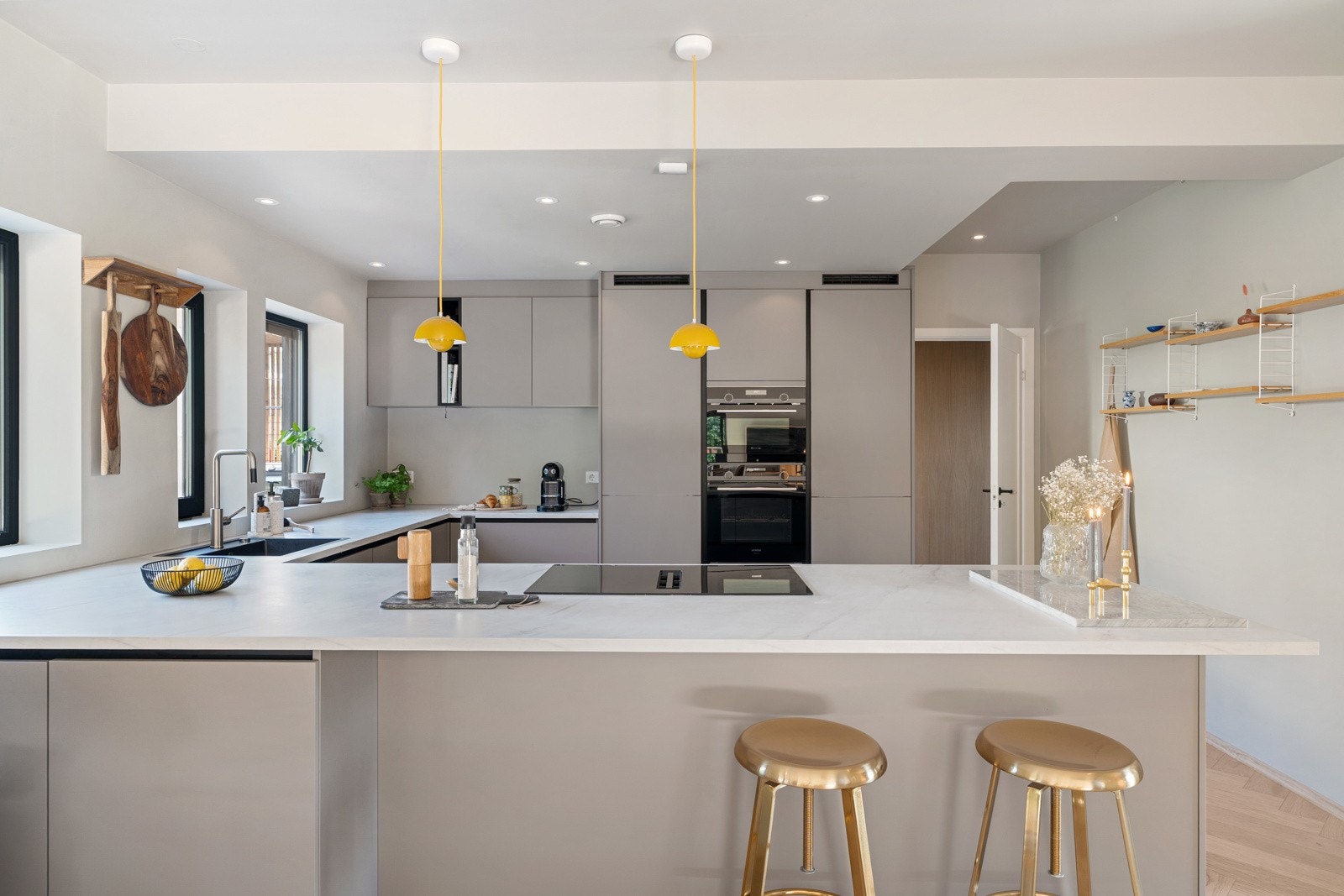 Her er det godt med oppbevaringsplass og den store benkeplassen gir godt med arbeidsrom for matlaging og baking. Galleribilde