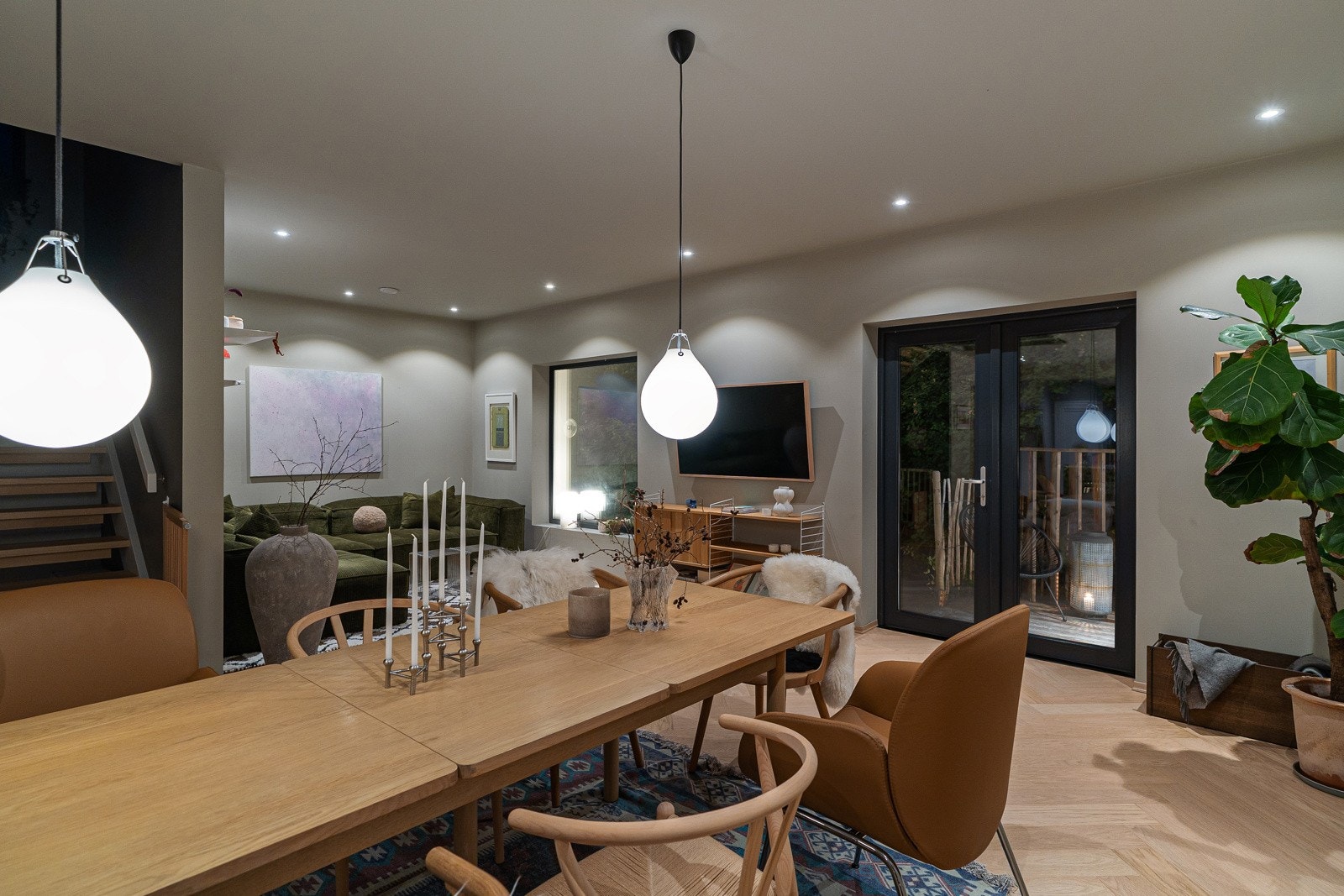 Stuen har malte listefrie overflater, med svarte detajer ved vinduer og verandadør. Galleribilde