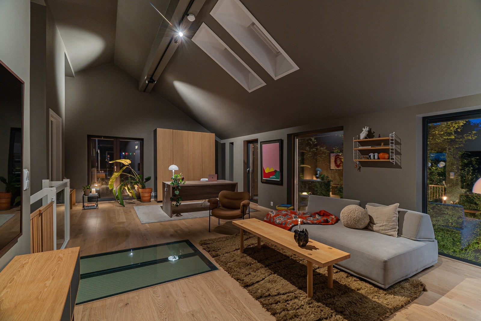 Her har man fantastisk takhøyde som gir rommet en svært romslig følelse. Galleribilde