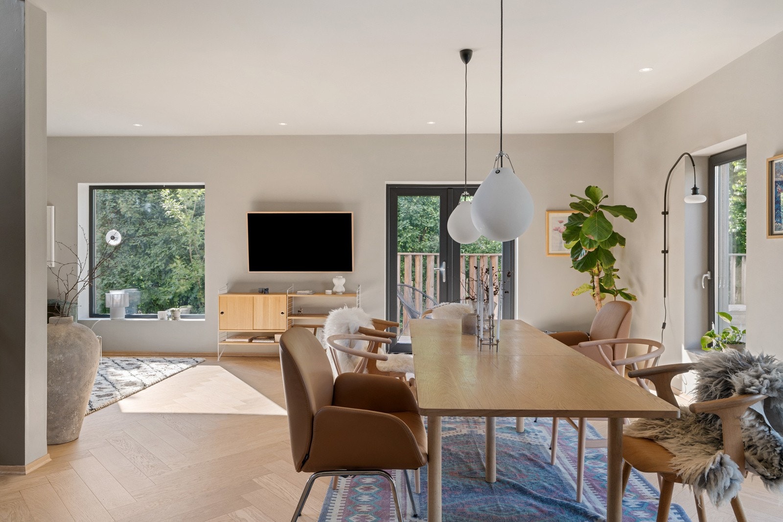 Det store rommet gir godt med plass til å innrede i ulike soner både med spisebord og sofakrok. Galleribilde