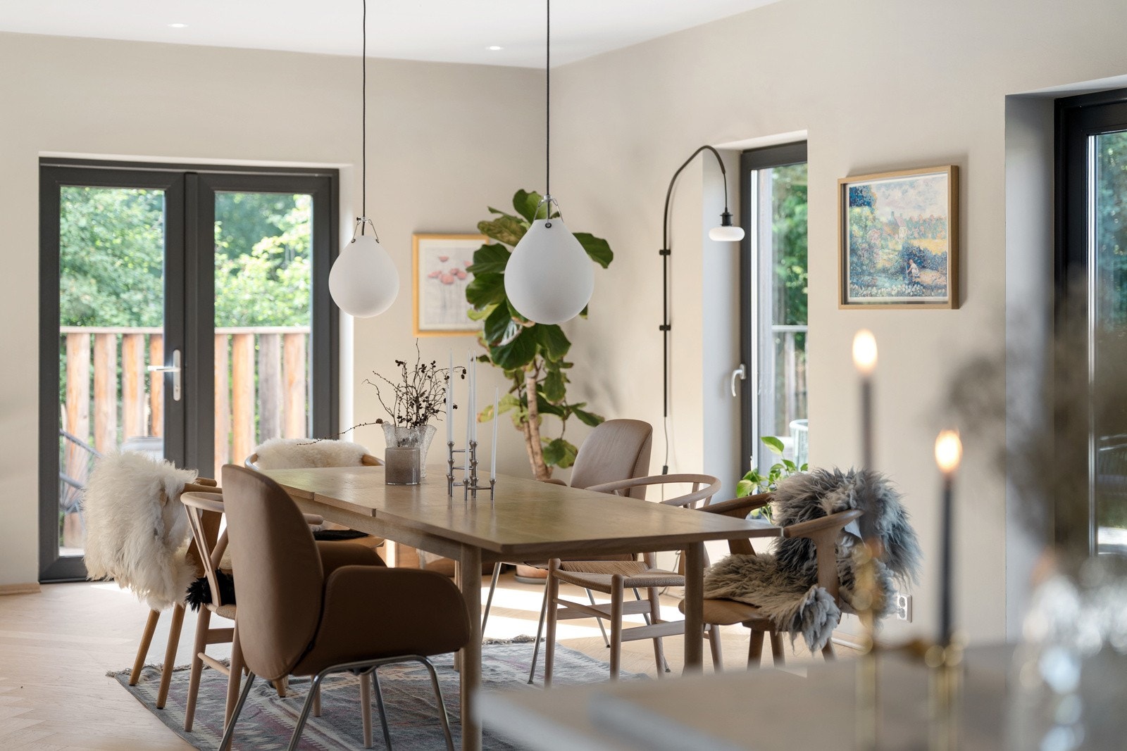 Boligen har mange gode kvaliteter som to stuer, fire soverom og tre bad. Galleribilde