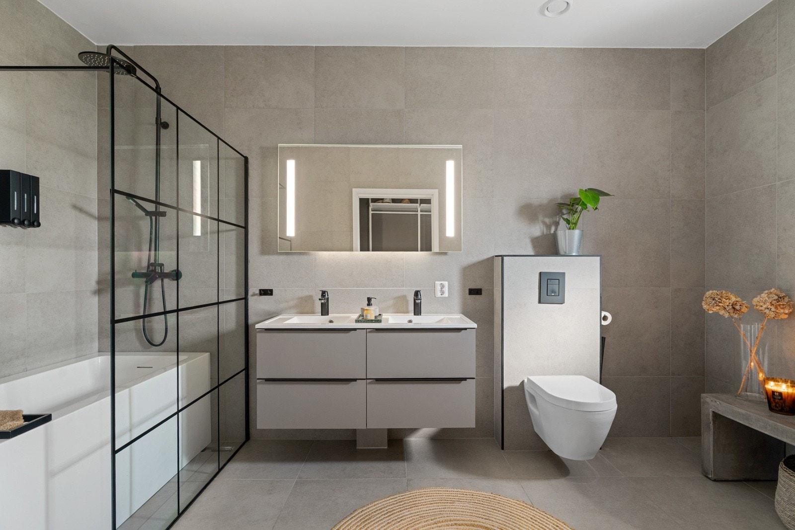 Romslig bad/wc beliggende i første etasje vegg i vegg med soverommet. Galleribilde