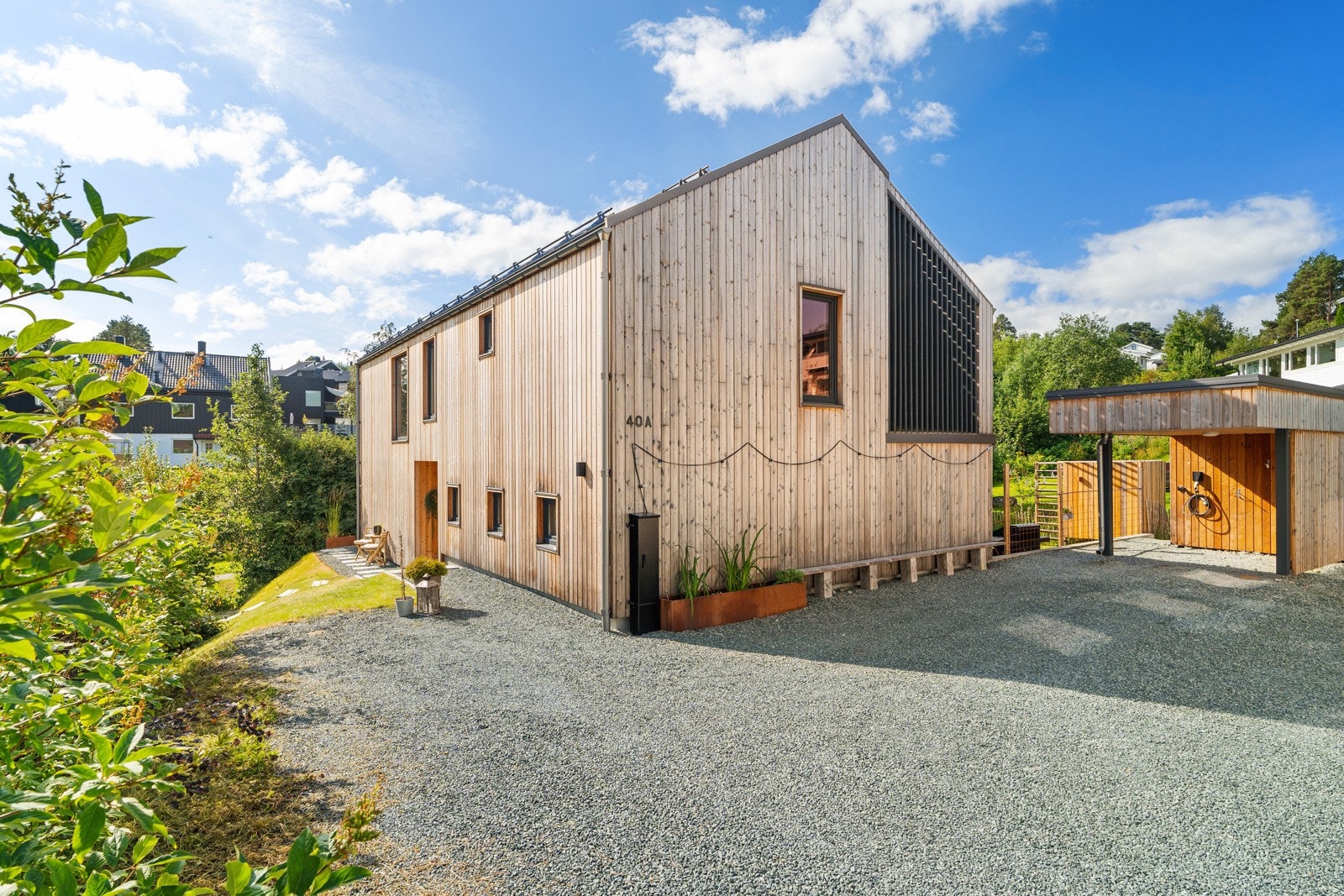 Gruset gårdsplass med plass til flere bilder Galleribilde