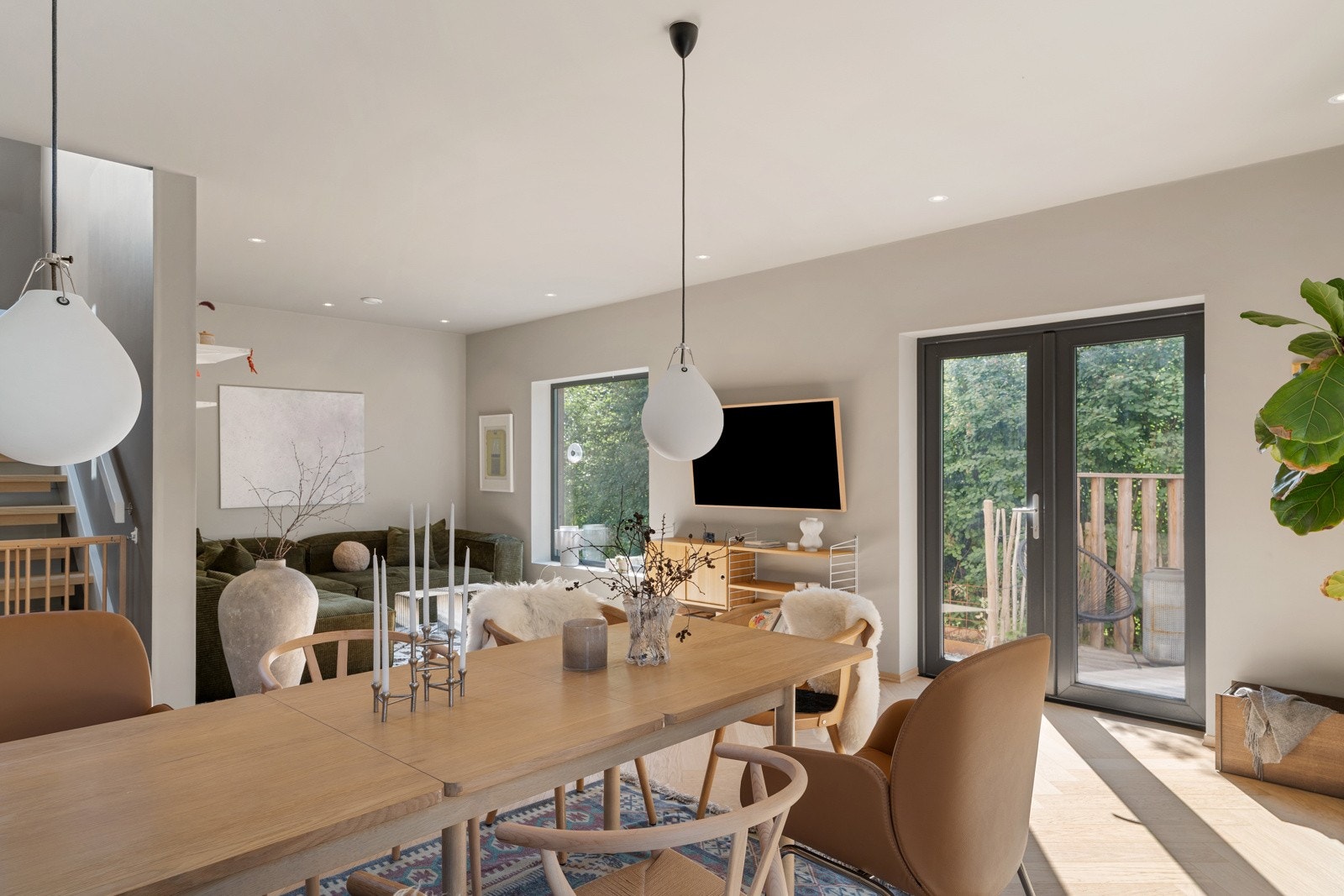 Den åpne stue- og kjøkkenløsningen er målt til hele 63,5 kvm! Galleribilde