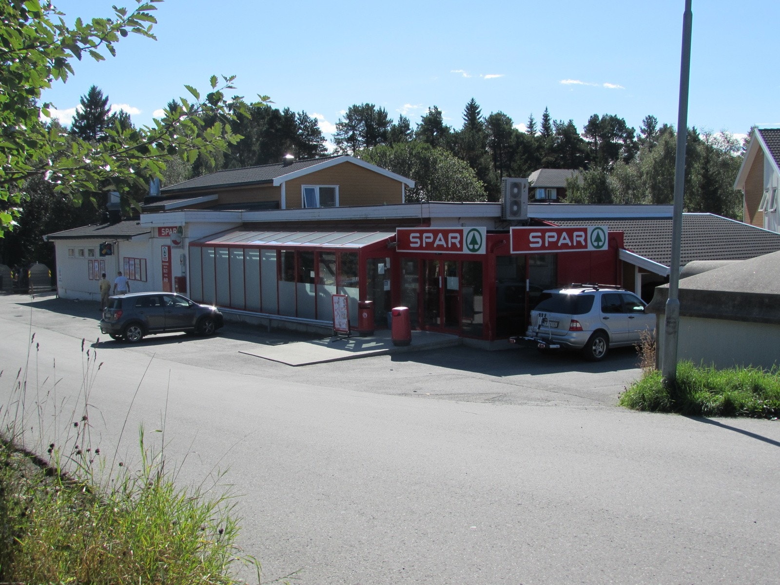 Det er kort vei til dagligvarebutikker. Dine nærmeste vil være Spar Kyvannet, Kiwi Dalgård og Coop Extra Ugla. Galleribilde
