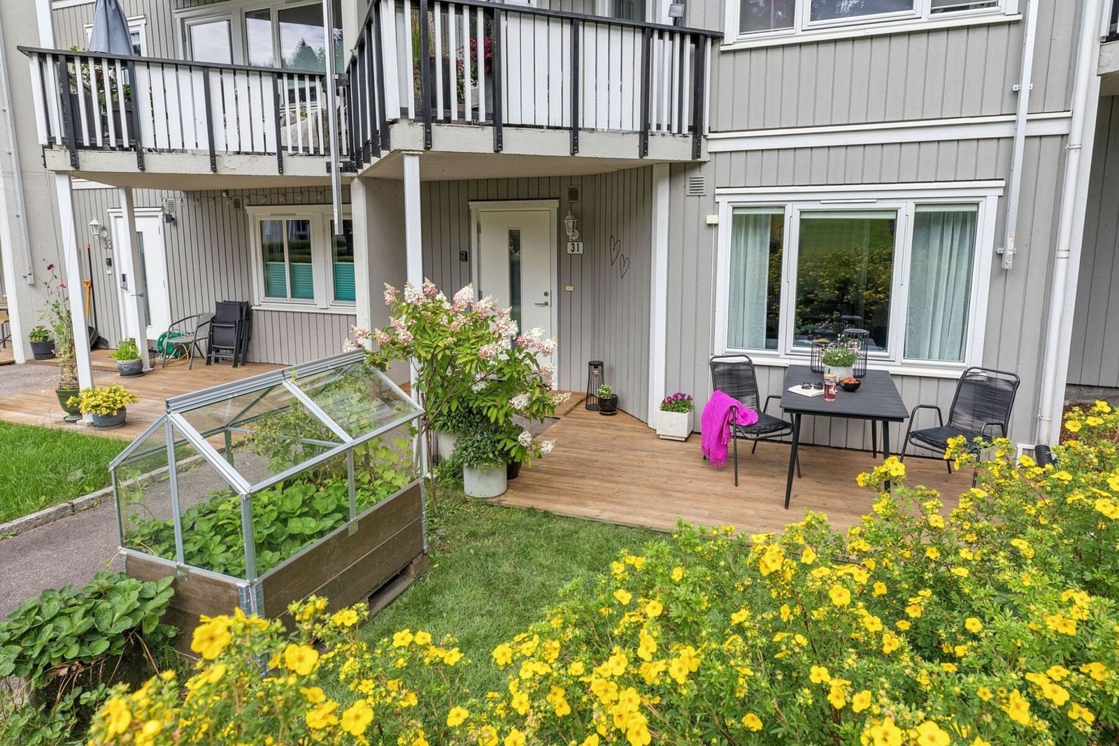 Dette arealet er i utgangspunktet borettslagets fellesareal, men benyttes i praksis kun av denne boligen, noe som gir en skjermet uteplassfølelse. Galleribilde