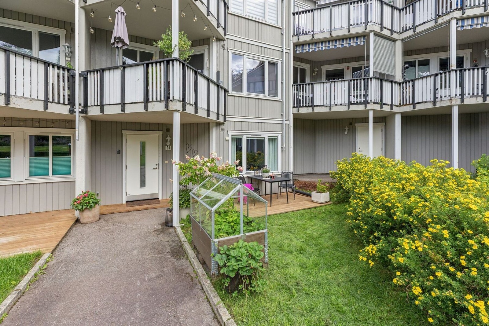 Boligen har praktisk disposisjonsrett til en herlig markterrasse på ca. 8 kvm, tilknyttet boligens inngangsparti. Terrassen grenser til et pent opparbeidet område med plen og hekk. Galleribilde