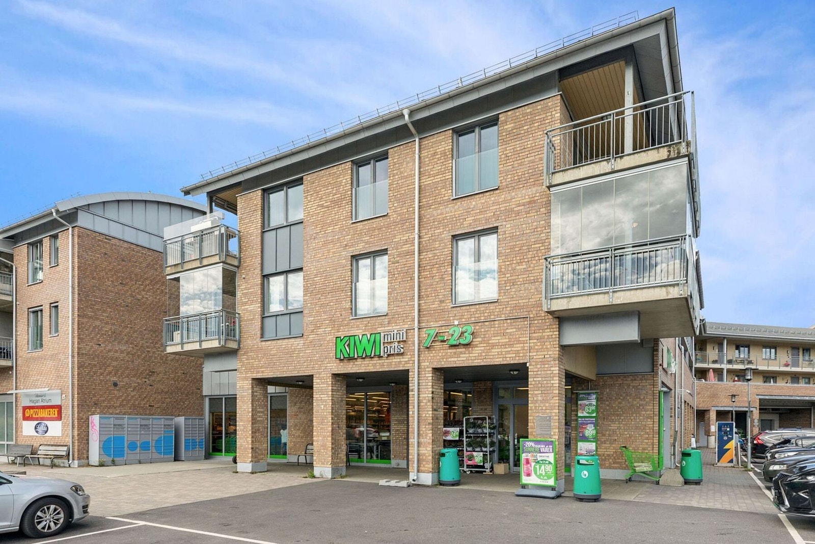 Dagligvarehandelen er enkel og praktisk med både Coop Mega og Kiwi ved innkjøringen til boligområdet. Det er også kort vei til Rema 1000 og søndagsåpen Bunnpris på Gjelleråsen. Galleribilde