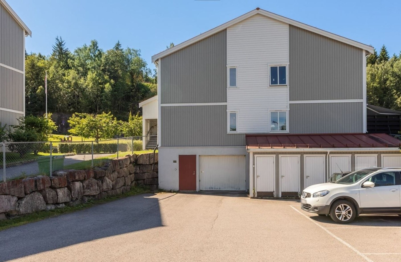 Det følger med en egen parkeringsplass, nr. 31, med mulighet for elbillader ved innkjøring til borettslaget. Det er også mulighet til å leie garasjeplass privat av beboere som ikke benytter sin plass. Galleribilde