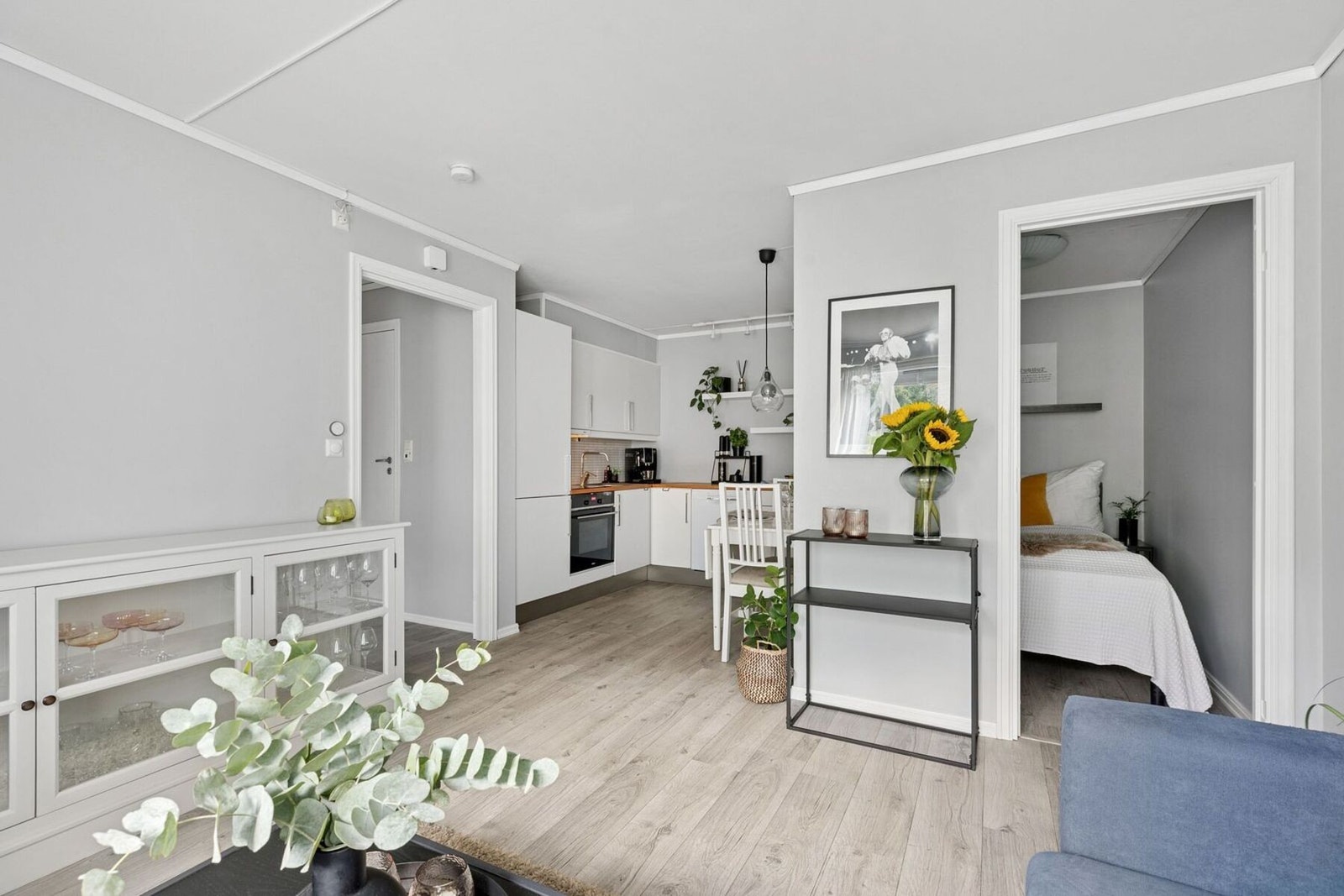 Kjøkkenet ligger i tilknytning til stuen og inviterer til en sosial atmosfære, samtidig som det ligger i en egen sone av leiligheten. Galleribilde