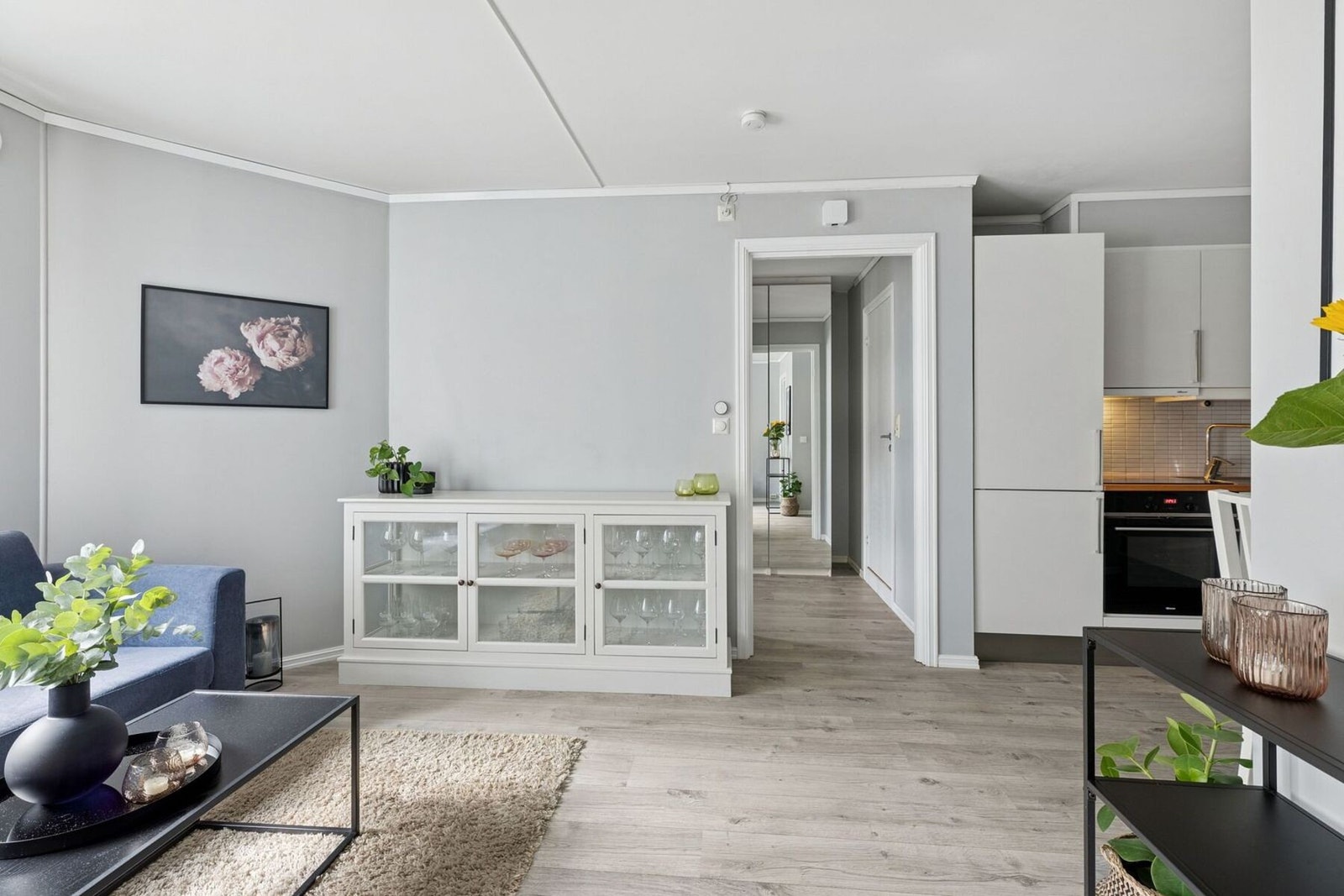 Boligen er innredet i moderne, avstemte farger som gir en stemning av harmoni og ro. Her vises boligen inn mot entreen, hvor du også finner badet. Galleribilde