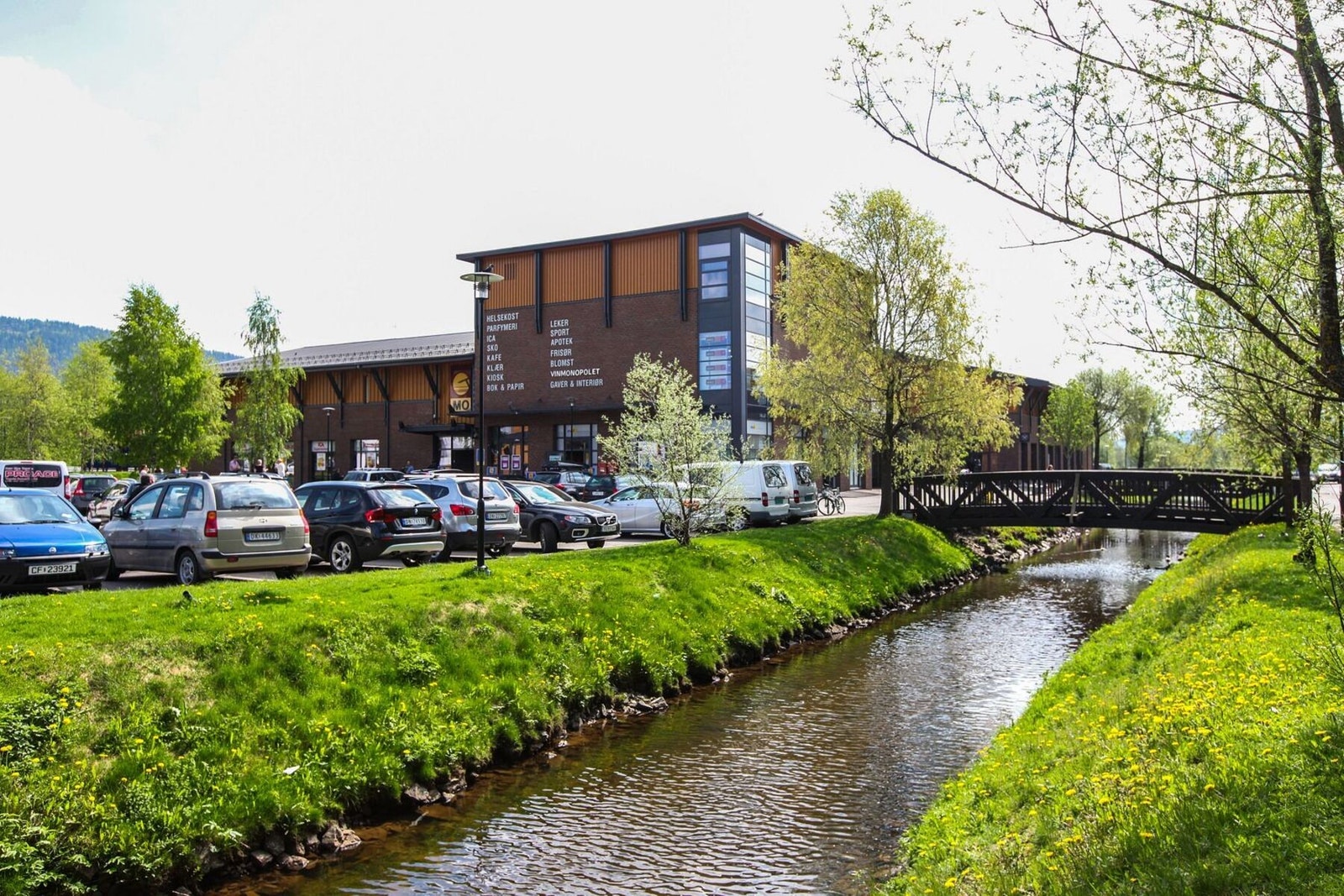 I tillegg er det kun fem minutter med bil til Mo-senteret i Nittedal, med et bredt utvalg av øvrige forretninger og servicetilbud. Her finner du også Myrens treningssenter. Galleribilde