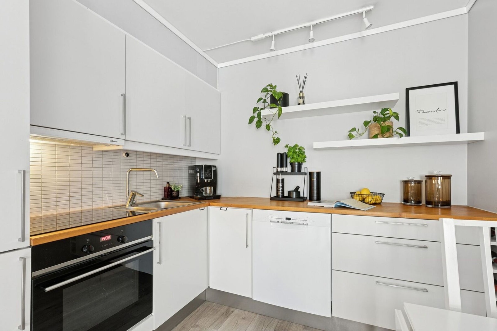 Hvitevarer følger med og består av integrert kjøle- og fryseskap og keramisk platetopp fra tidligere, mens det er satt inn ny integrert stekeovn i 2019. Ny oppvaskmaskin fra 2023. Ventilator med ny motor i 2025. Galleribilde