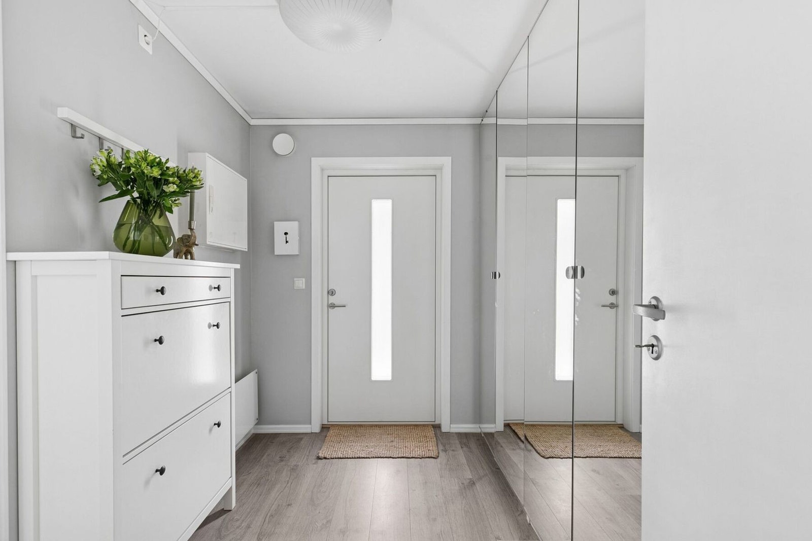 Innvendig møtes du av en en meget romslig entré, som gir en hyggelig velkomst inn i boligen. Ny brann- og lydklassifisert entrédør ble satt inn i regi av borettslaget i 2023. Galleribilde