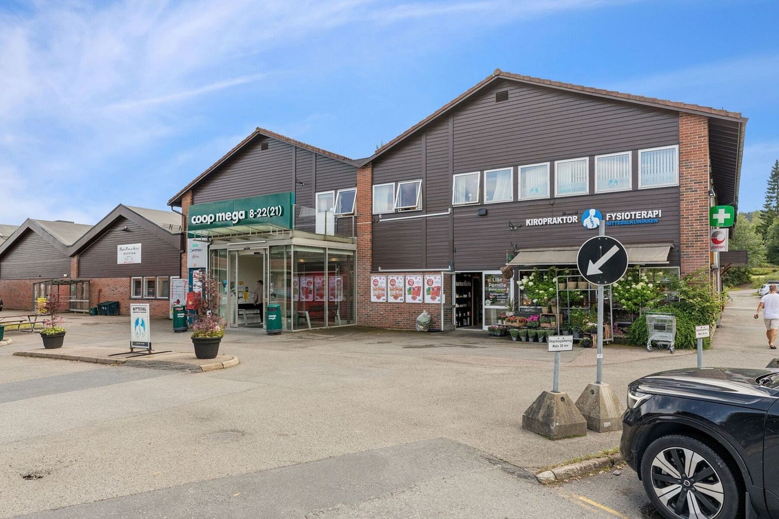 På Hagan senteret har du også alt du trenger i hverdagen - blant annet frisør, apotek, blomsterbutikk, lege- og tannlegekontor, samt kiropraktor. Galleribilde