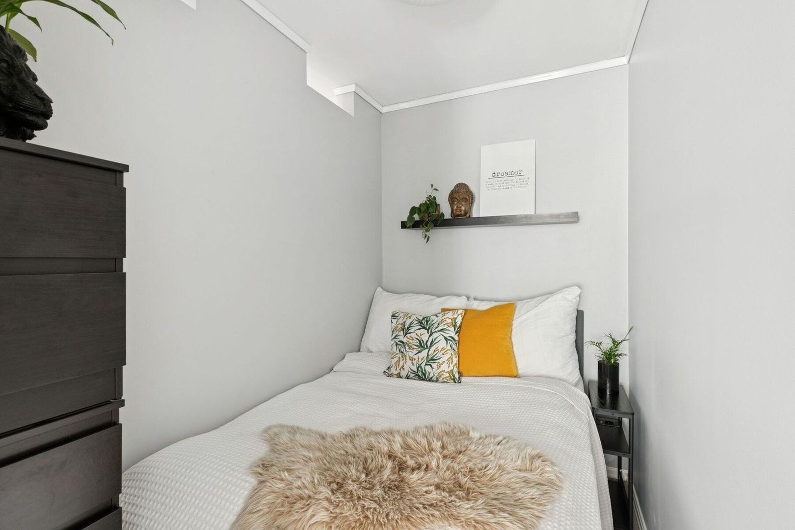 Alkoven har en skjermet atmosfære, hvor du trygt kan trekke deg tilbake og få en god natts søvn. Dør tilhørende alkoven er i dag tatt ned, men denne følger og kan settes inn igjen. Galleribilde