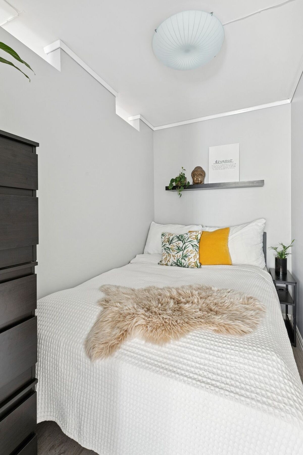 Alkoven er i dag innredet med en 140 cm bred seng og kommode, og har en total bredde på 166 cm - noe som gir mulighet for å sette inn en større seng dersom ønskelig. Galleribilde