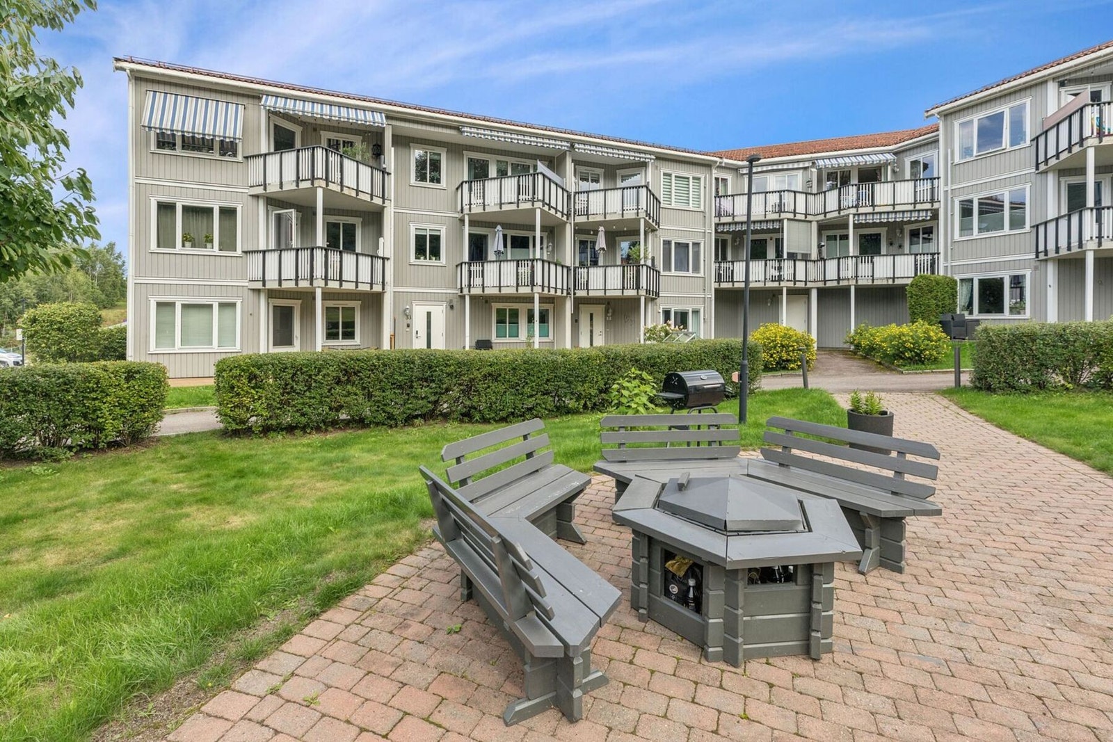 Borettslagets tomt fremstår som frodig og pent opparbeidet. Det er etablert et hyggelig tun mellom bygningene med liten lekeplass, flere sittegrupper og grillplass til beboernes frie benyttelse. Galleribilde