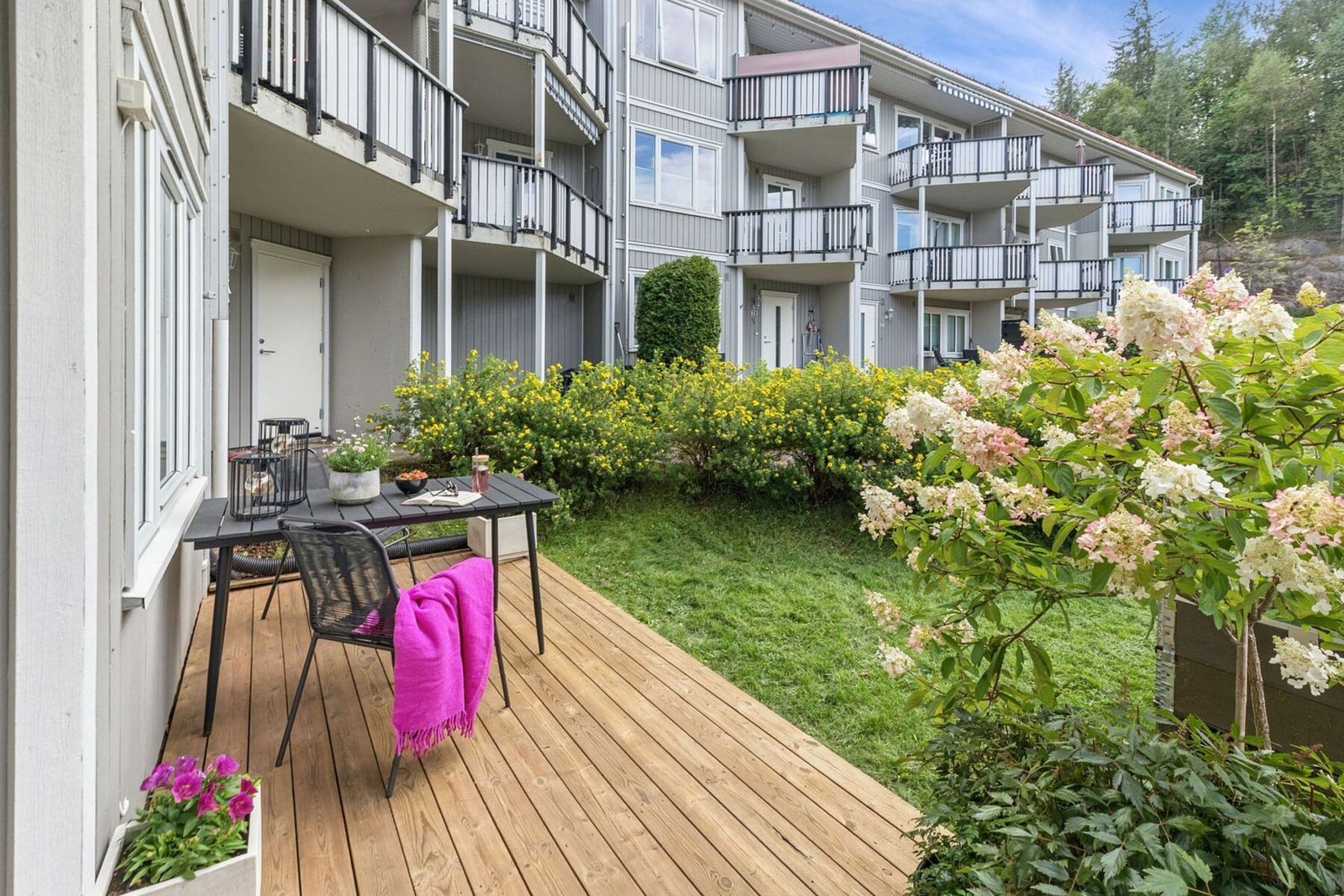 Terrassen vender mot sørvest og byr på svært gode solforhold - her kan solen nytes fra ca. kl. 13 til midt på kvelden på varme sommerdager. Galleribilde