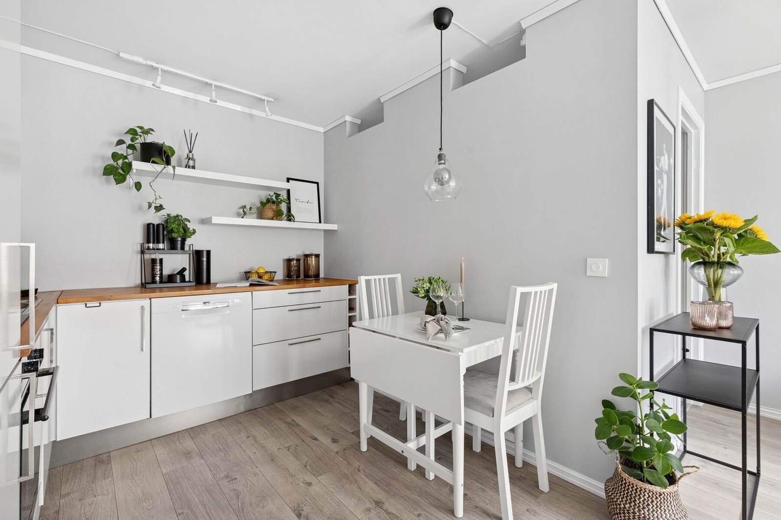 Kjøkkenet har en varm og matglad stemning, samt plass til spisebord. I tilknytning til stuen og kjøkkenet er det ført opp en sovealkove. Galleribilde