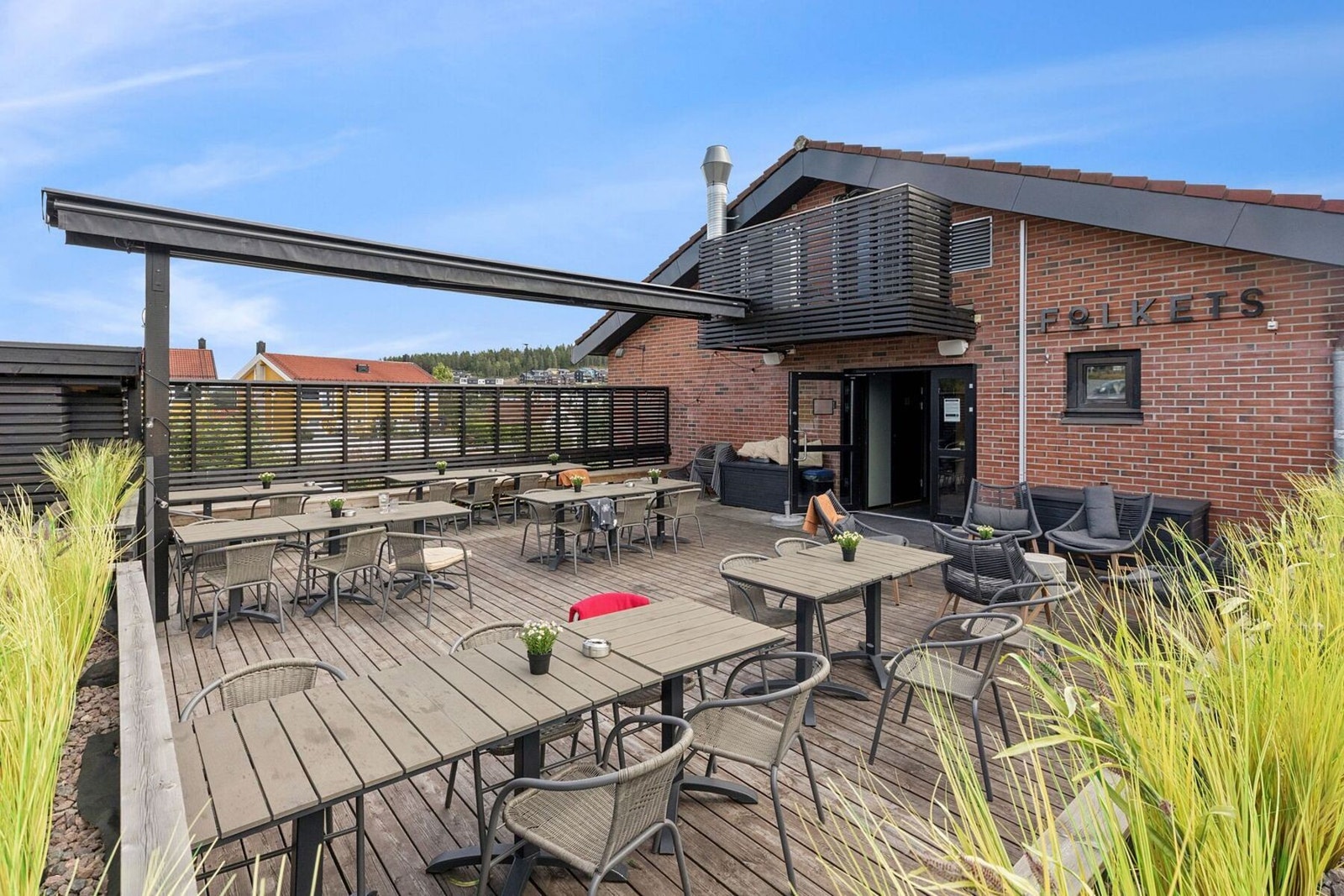 I tilknytning til senteret finner du også en pizzarestaurant og Folkets - et populært møtested med kafé, spiseri og bar med uteservering. Her kan du følge med på live fotballkamper, og i vintersesongen arrangeres det afterski. Galleribilde