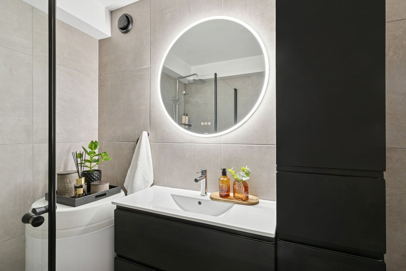 Badet er innredet med dusjsone med vendbare dører, regnfalldusj- og hånddusj. Innredningen har brede skuffer og høyskap på vegg, samt speil med belysning og dimming. Ny varmtvannsbereder fra 2021. Galleribilde