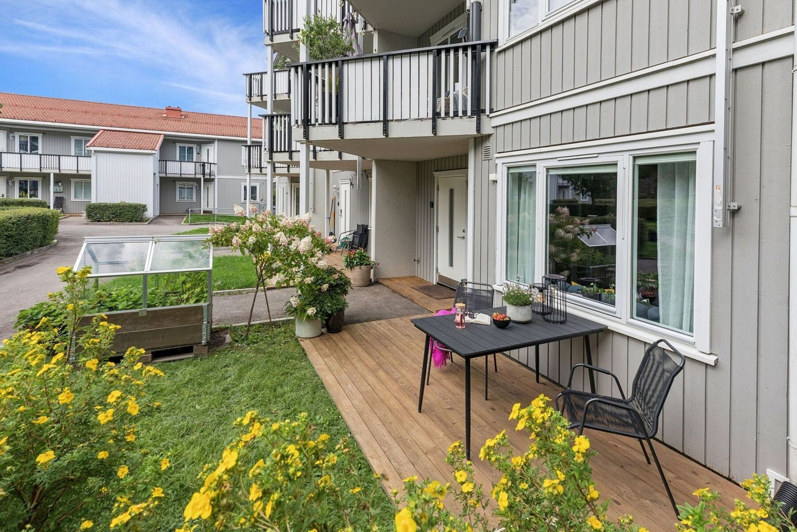 Boligen ligger i 1. etasje med egen inngang og trappefri adkomst, i et koselig borettslag oppført i 2003. Ved inngangspartiet har du egen markterrasse med nydelige solforhold. Galleribilde