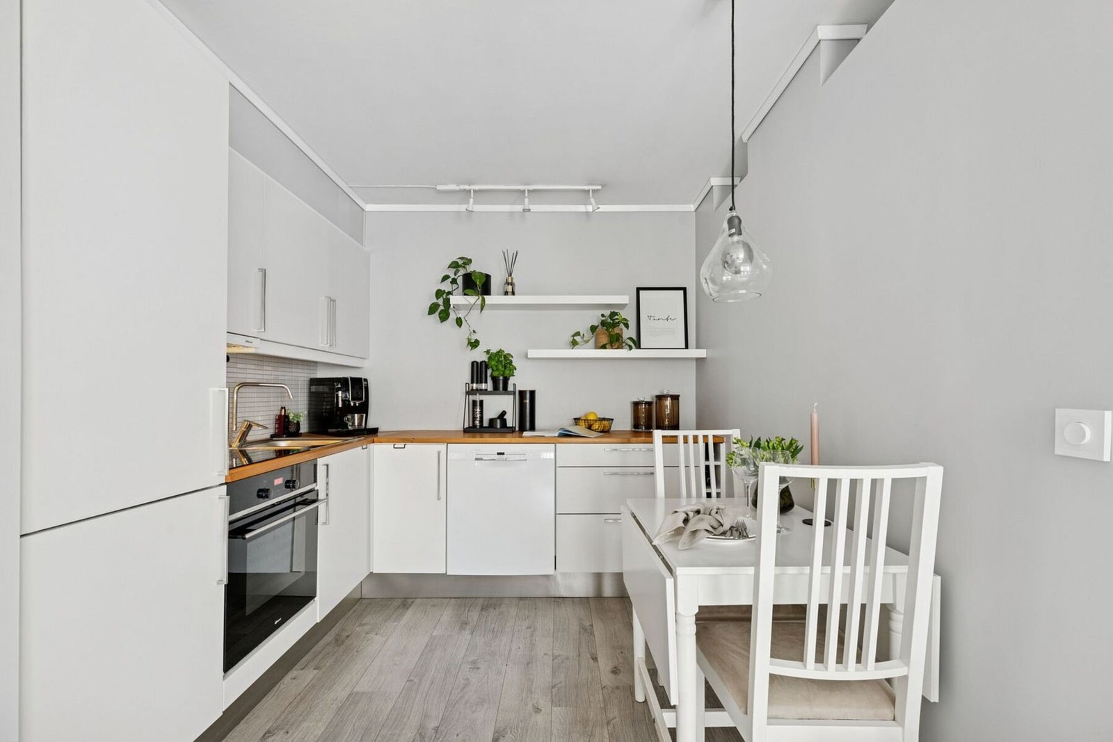 Kjøkkenet har en praktisk løsning med fin skapplass og gode arbeidsbenker. Innredningen er velholdt med god funksjonalitet. Galleribilde