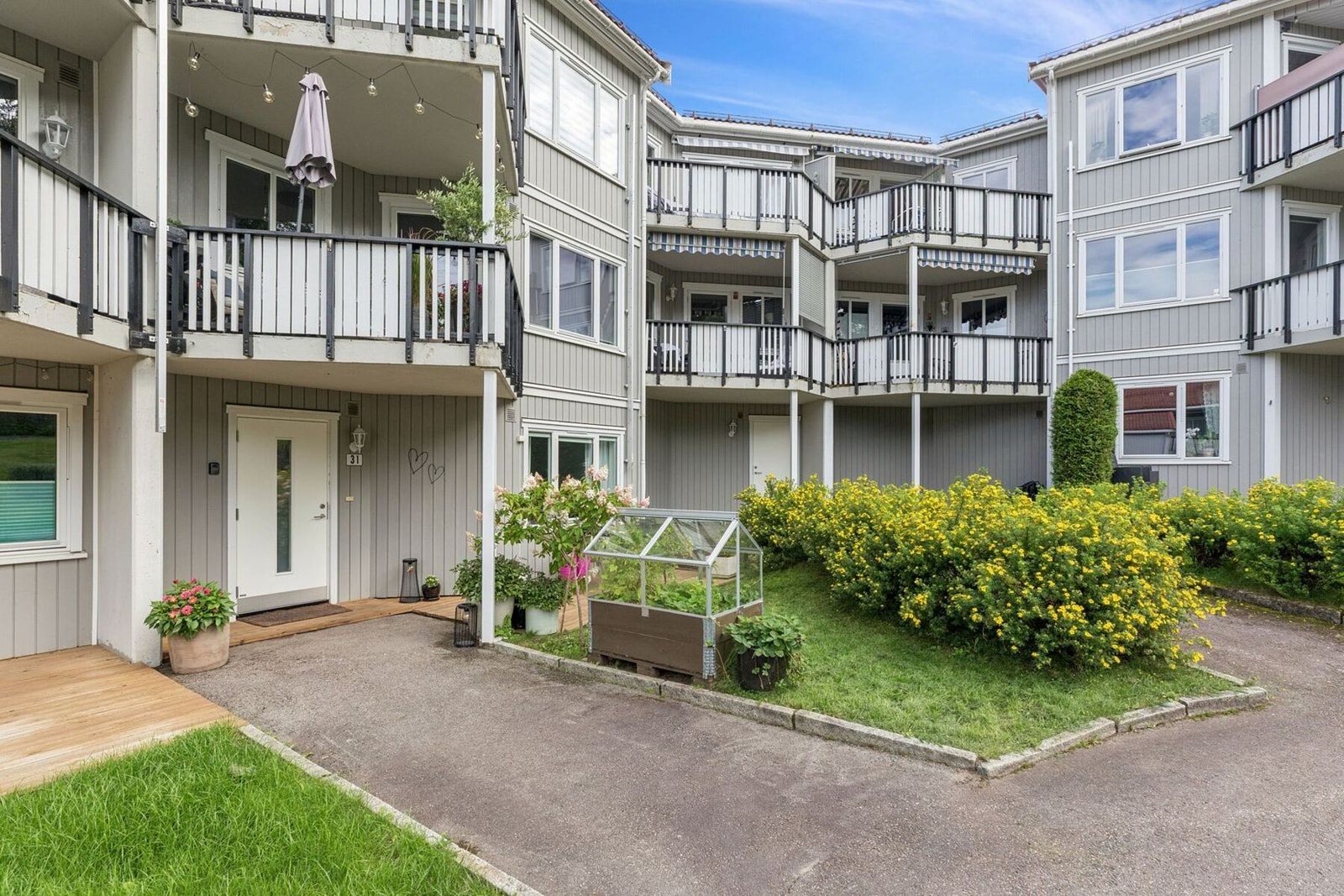 Boligen har godt med oppbevaringsplass, med en egen, romslig bod på 6 kvm i felles bodrom. Inngangen til boden ligger lett tilgjengelig - inn døren på oversiden av boligens terrasse. Galleribilde