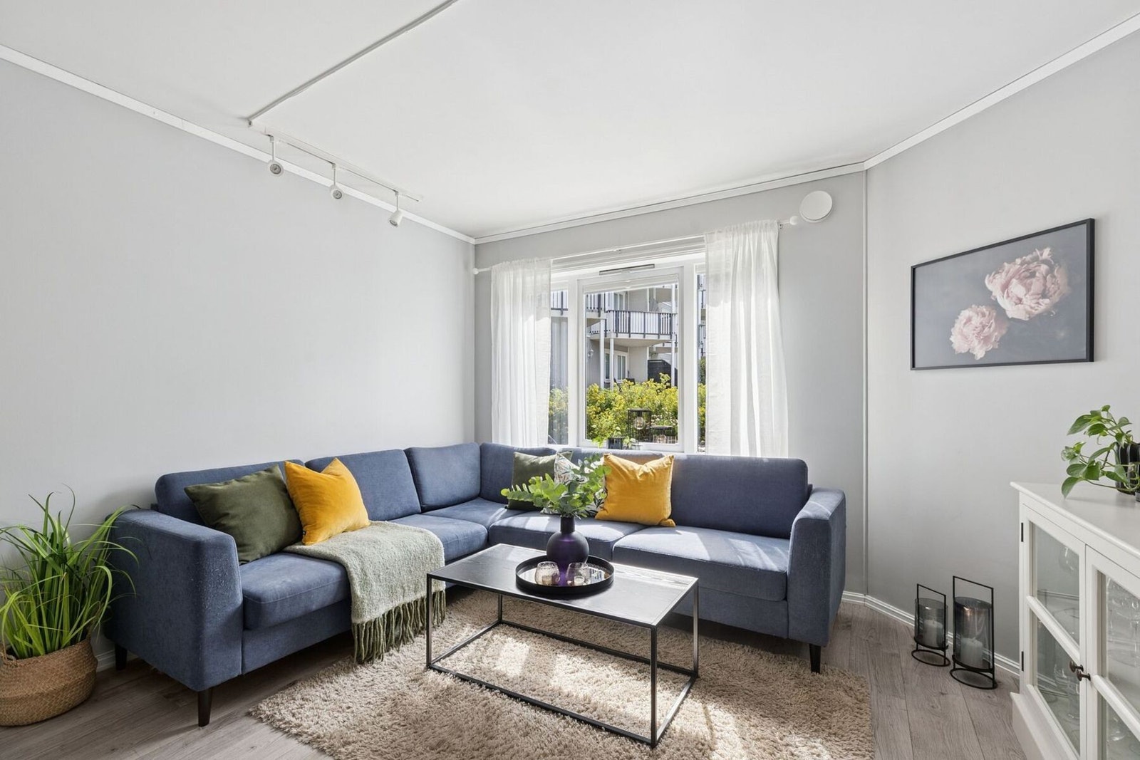 Stuen har store vindusflater som slipper inn rikelig med naturlig lys. Plisségardiner på vinduer medfølger for elegant skjerming ved behov. Galleribilde