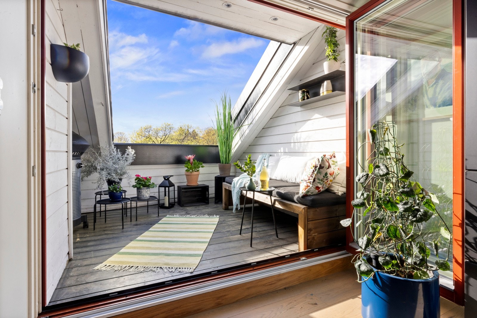 Attraktiv toppleilighet over to plan m/loft innredet i 2017, takterrasse og balkong. 4 soverom og 2 bad. Sentral idyll. Galleribilde