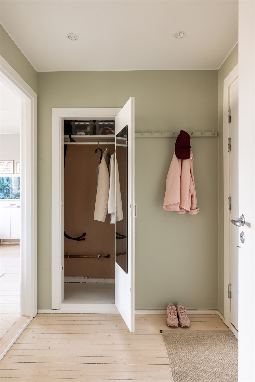 Praktisk kott med god oppbevaringsplass rett innenfor inngangsdøren - perfekt for klær, sko og diverse utstyr. Galleribilde