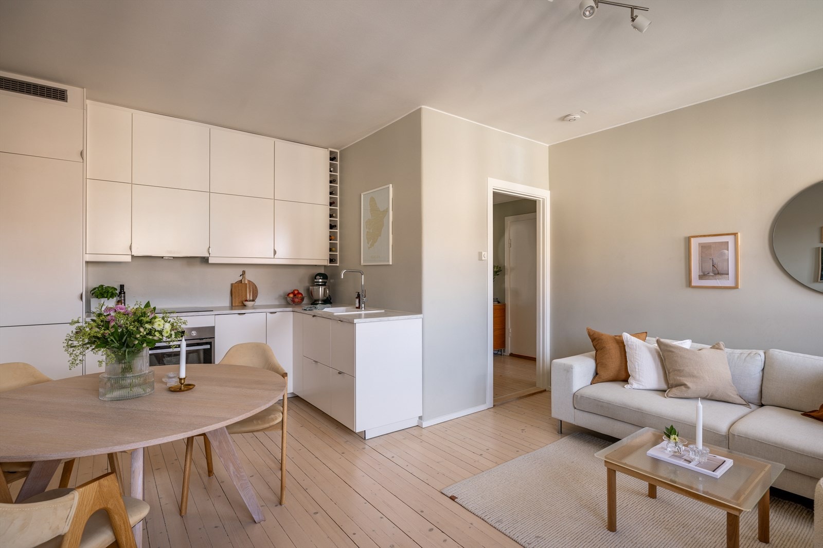 I 2019 ble boligen vesentlig oppgradert med nytt, moderne kjøkken og overflateoppusset bad. Galleribilde