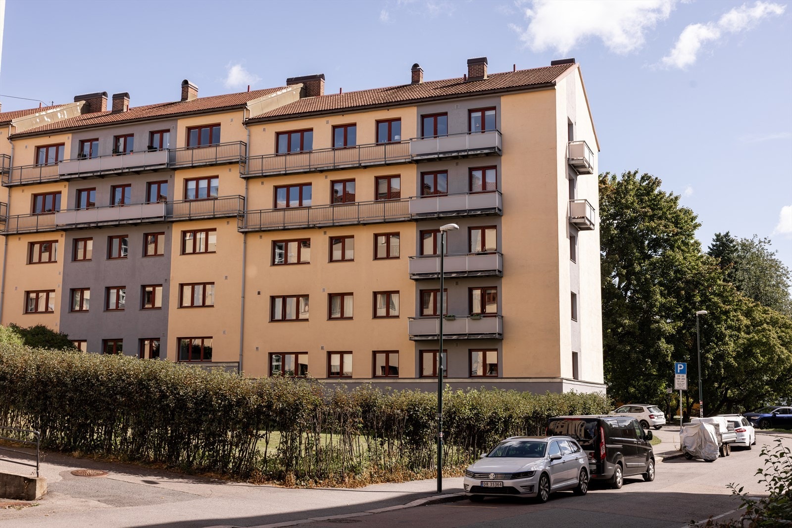 Borettslaget har store, grønne fellesarealer og sykkelskur. Galleribilde