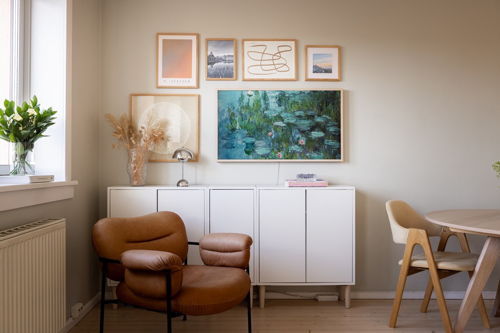 Leiligheten har god planløsning med praktiske løsninger og masse plass for oppbevaring som sørger for en enkel hverdag. Galleribilde