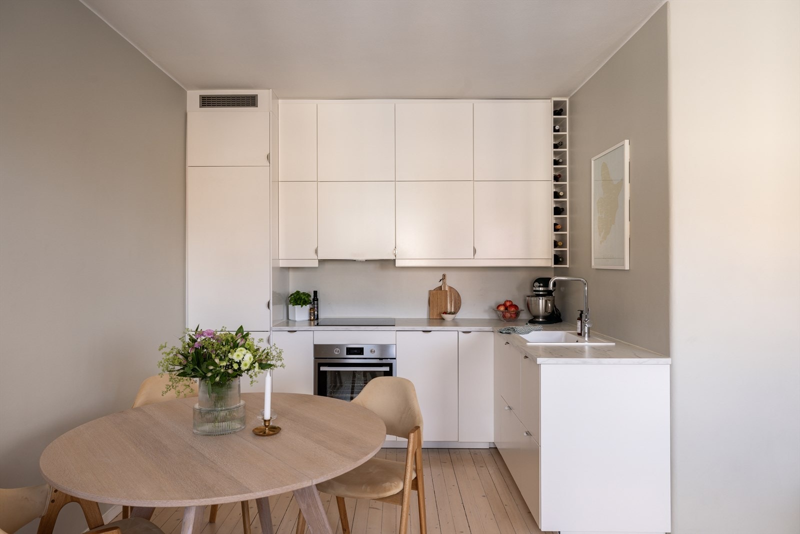 Moderne og tidløst IKEA kjøkken fra 2019 med glatte fronter og pen laminat benkeplate. Galleribilde