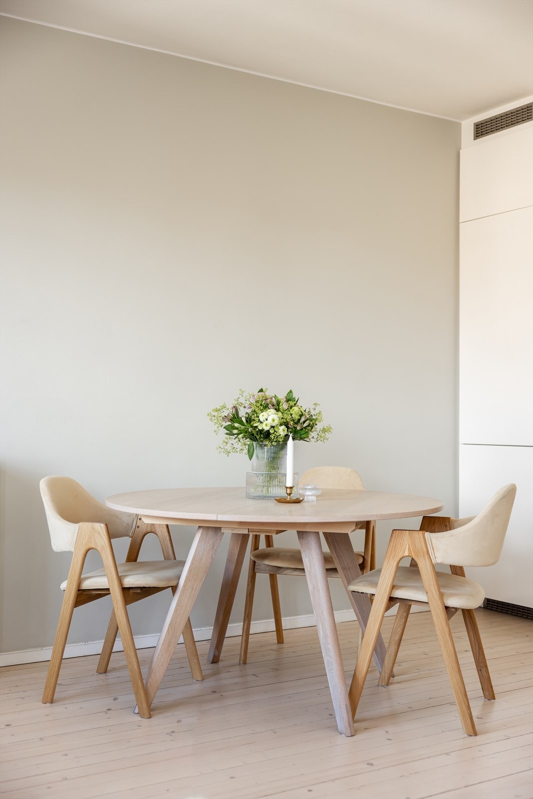 Det er god plass til et hyggelig spisebord - et naturlig samlingspunkt hvor du kan invitere venner og familie til gode måltider og fine stunder. Galleribilde