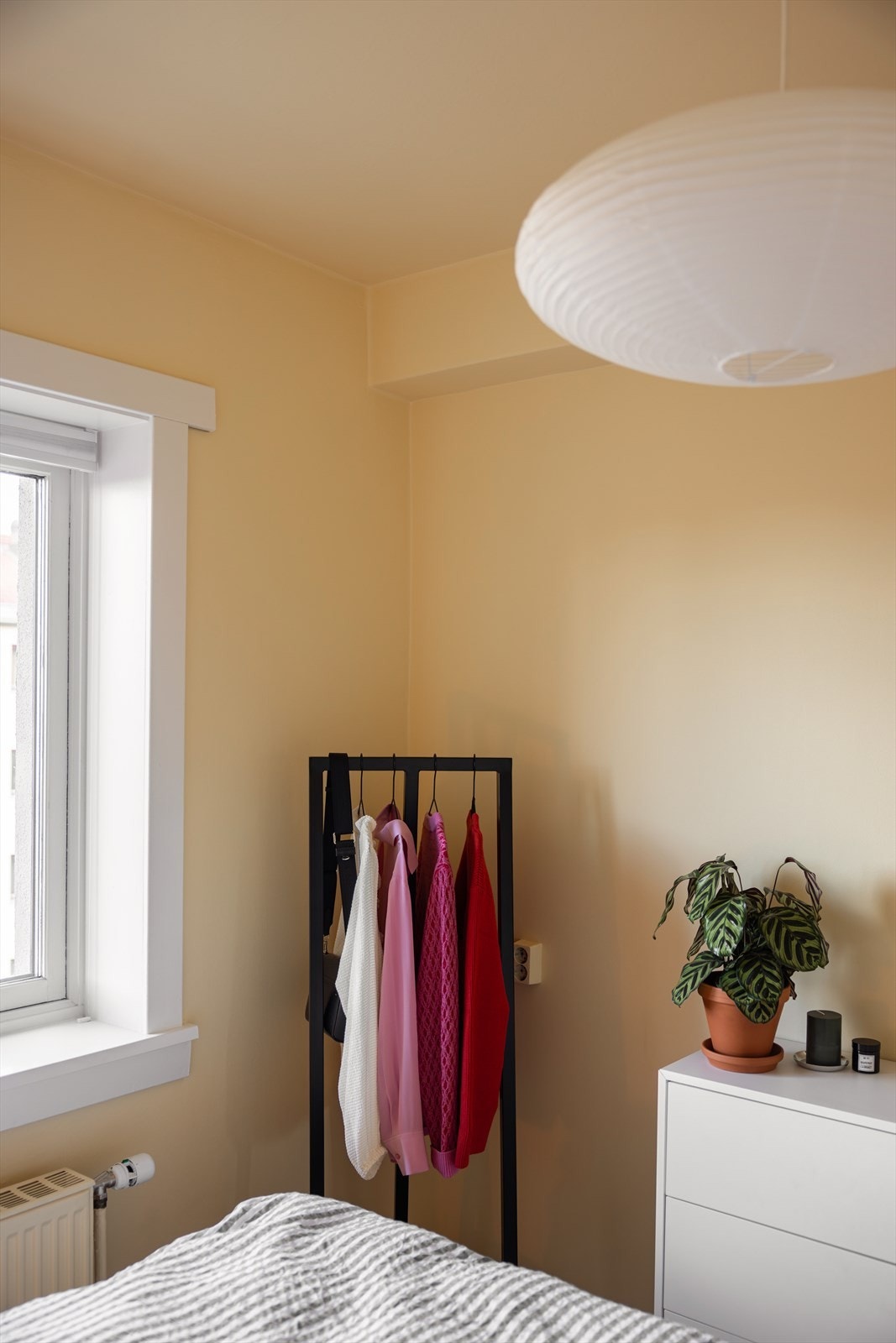 Det er plass til ekstra oppheng for klær og en kommode som gir praktisk oppbevaringsplass i rommet. Galleribilde