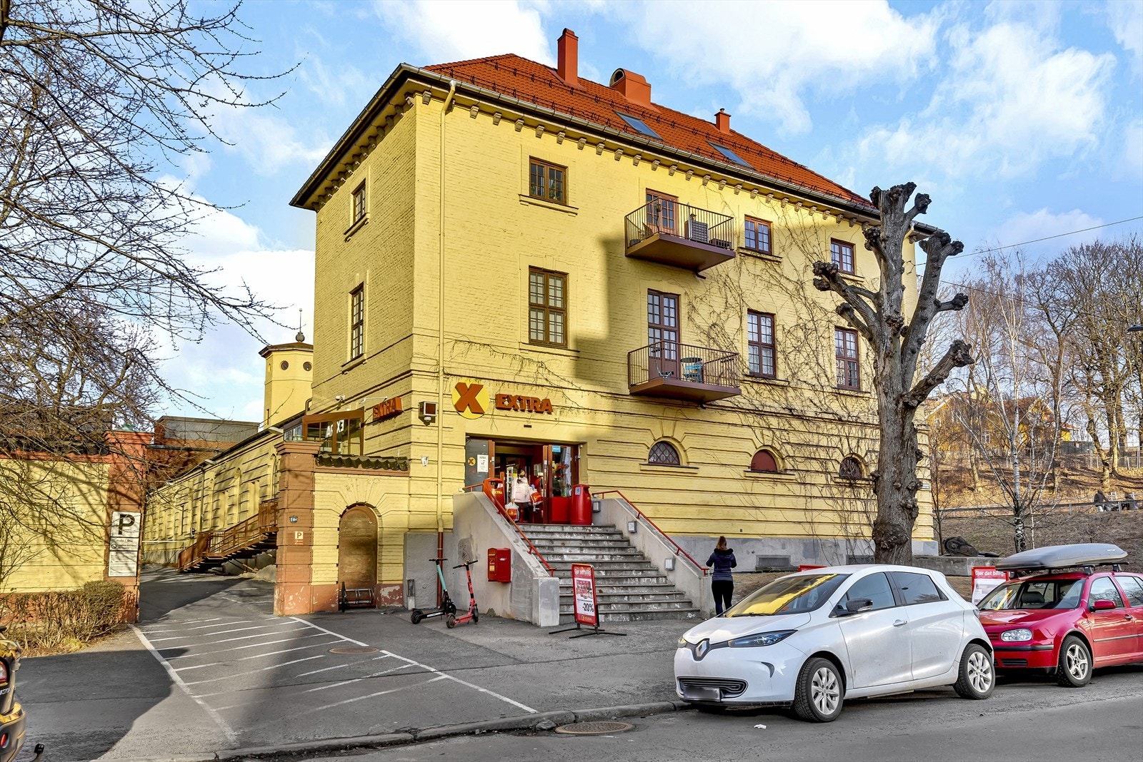 Både Coop Extra og en søndagsåpen Bunnpris er i ca. 3 minutters gangavstand fra leiligheten Galleribilde