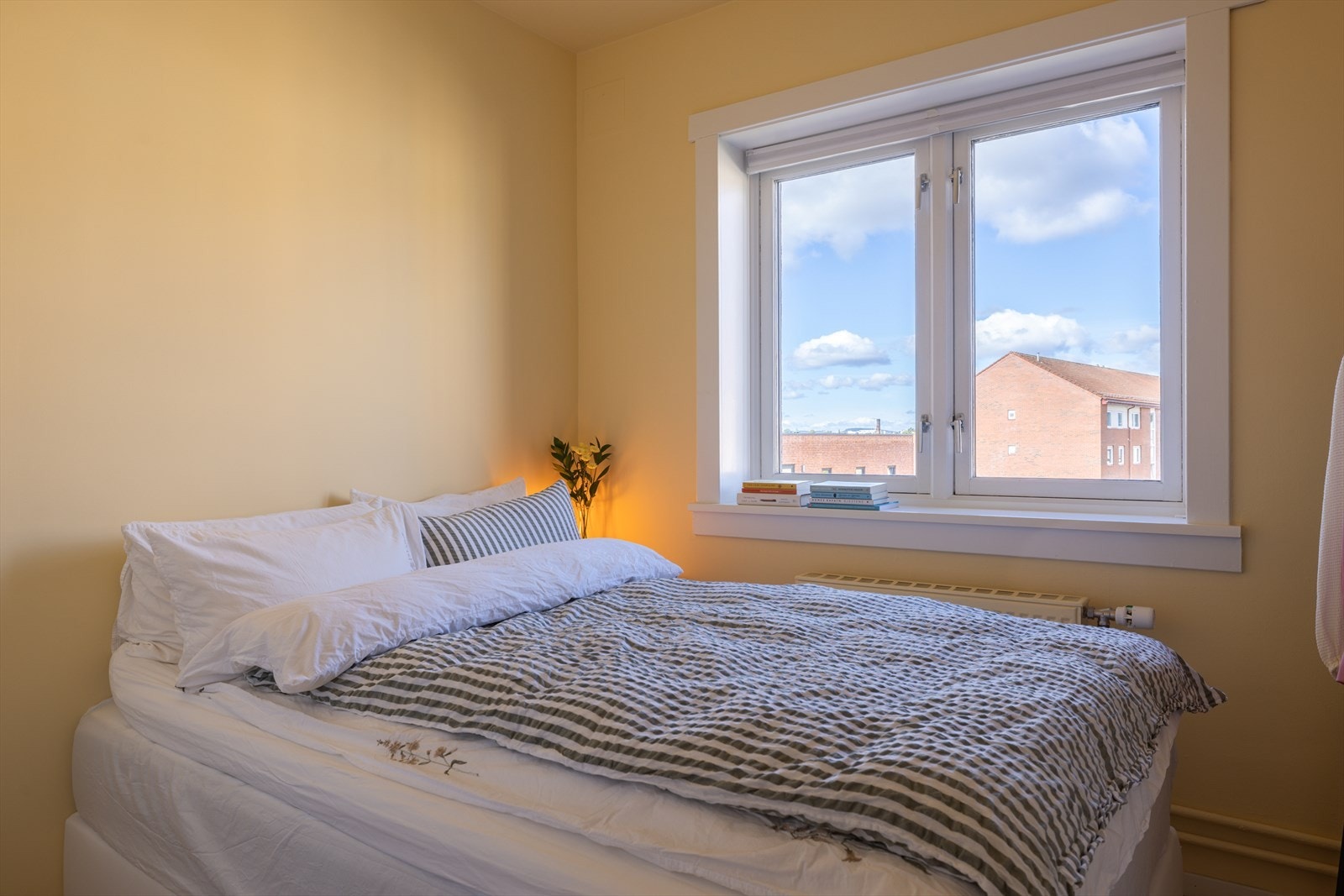 Her er det god plass til dobbeltseng og nattbord. Galleribilde