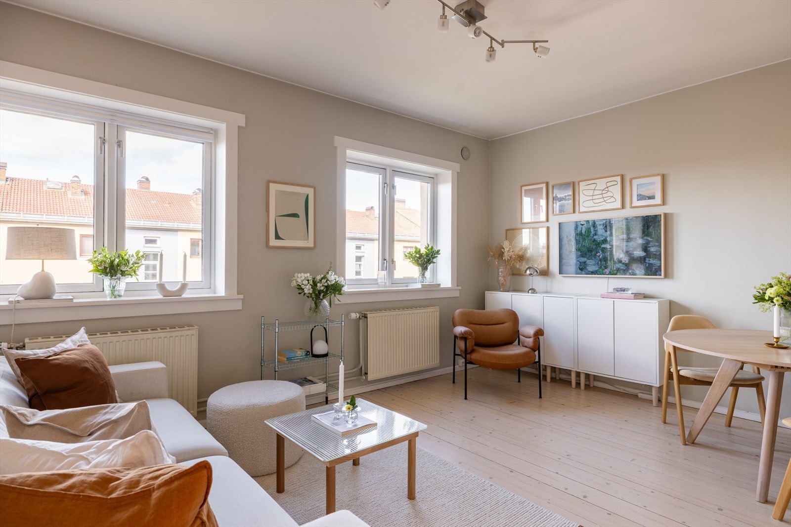 Leiligheten har gjennomgående delikate fargevalg og sjarmerende originalt tregulv som tilfører sjarm og karakter. Galleribilde