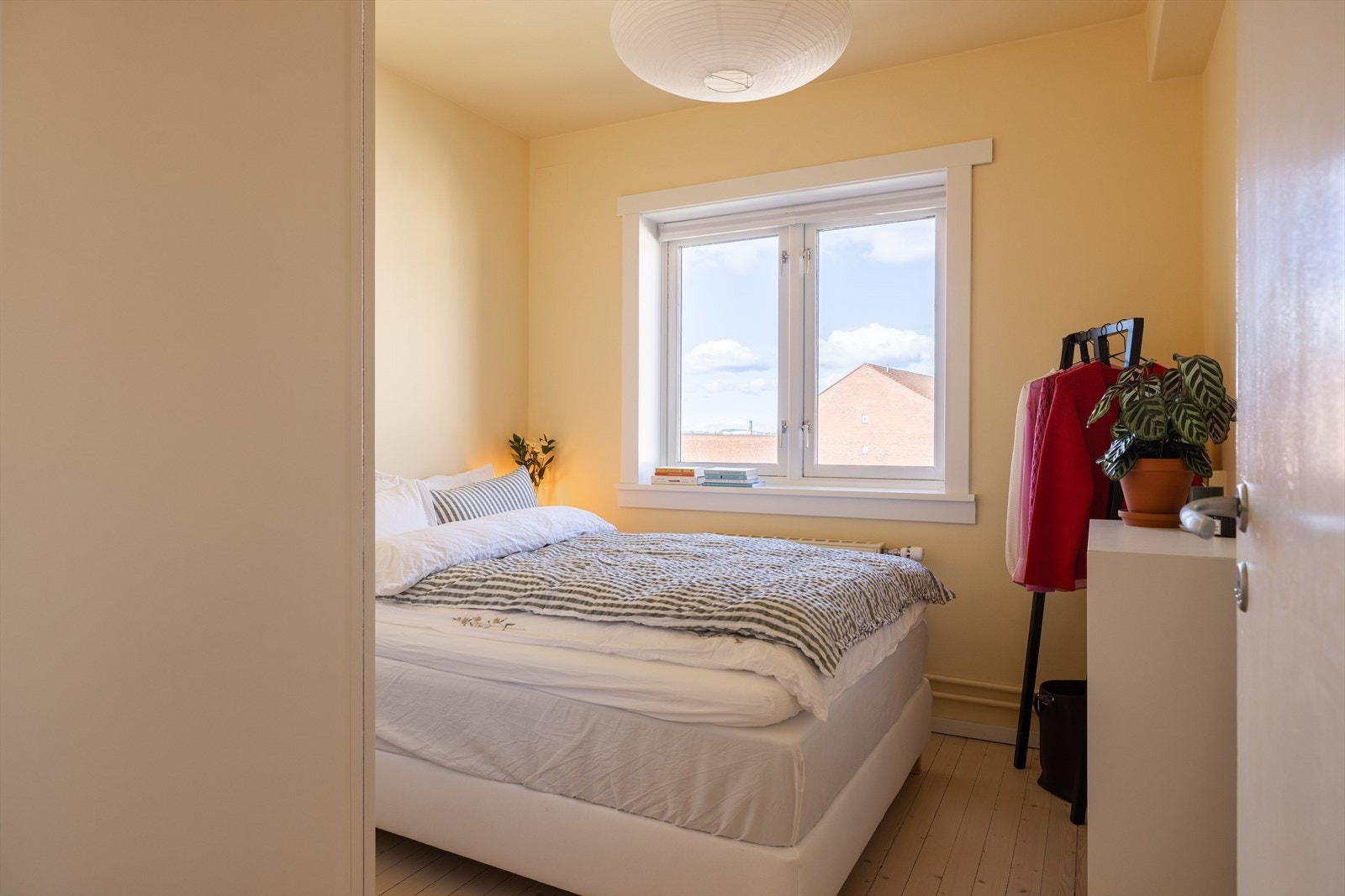 Et lunt og rolig soverom med behagelige farge og godt lysinnslipp - et perfekt sted for avslapning og ro. Galleribilde